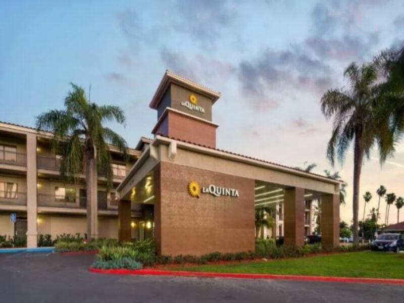 Отель La Quinta By Wyndham Orange County Airport Санта-Ана Экстерьер фото