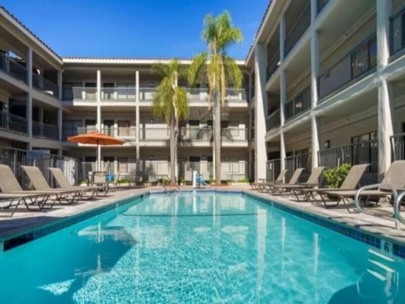 Отель La Quinta By Wyndham Orange County Airport Санта-Ана Экстерьер фото