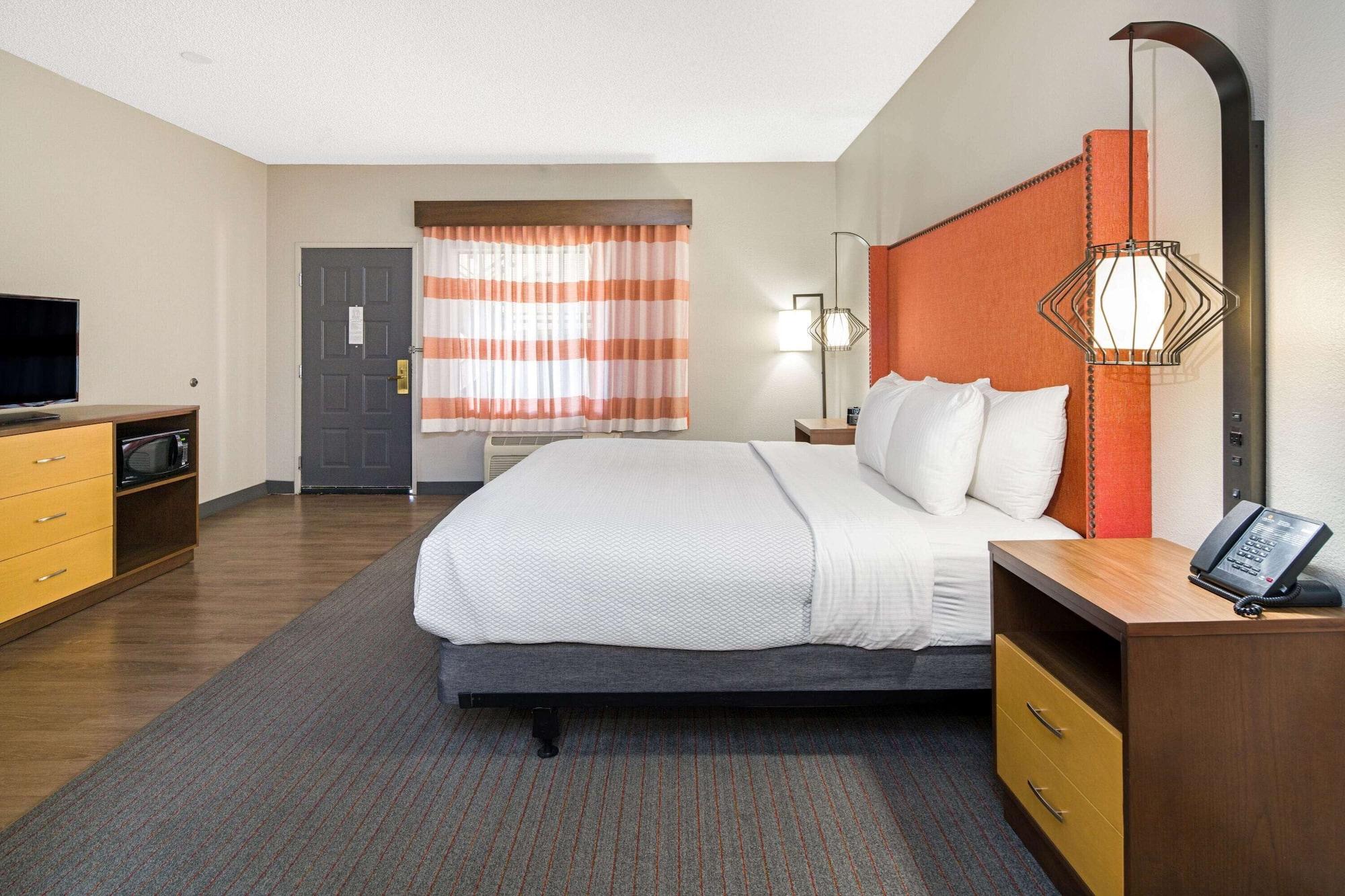 Отель La Quinta By Wyndham Orange County Airport Санта-Ана Экстерьер фото