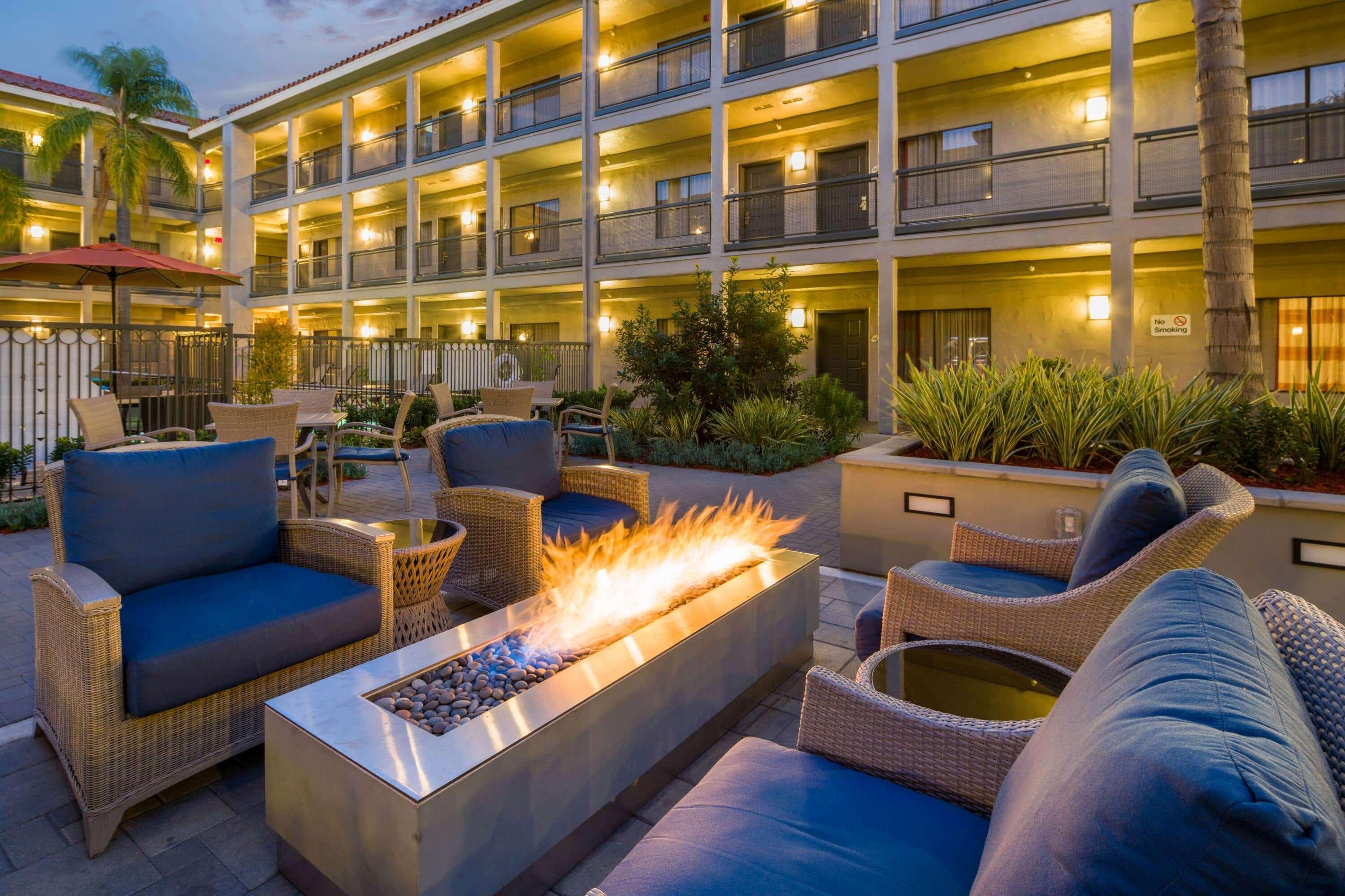 Отель La Quinta By Wyndham Orange County Airport Санта-Ана Экстерьер фото