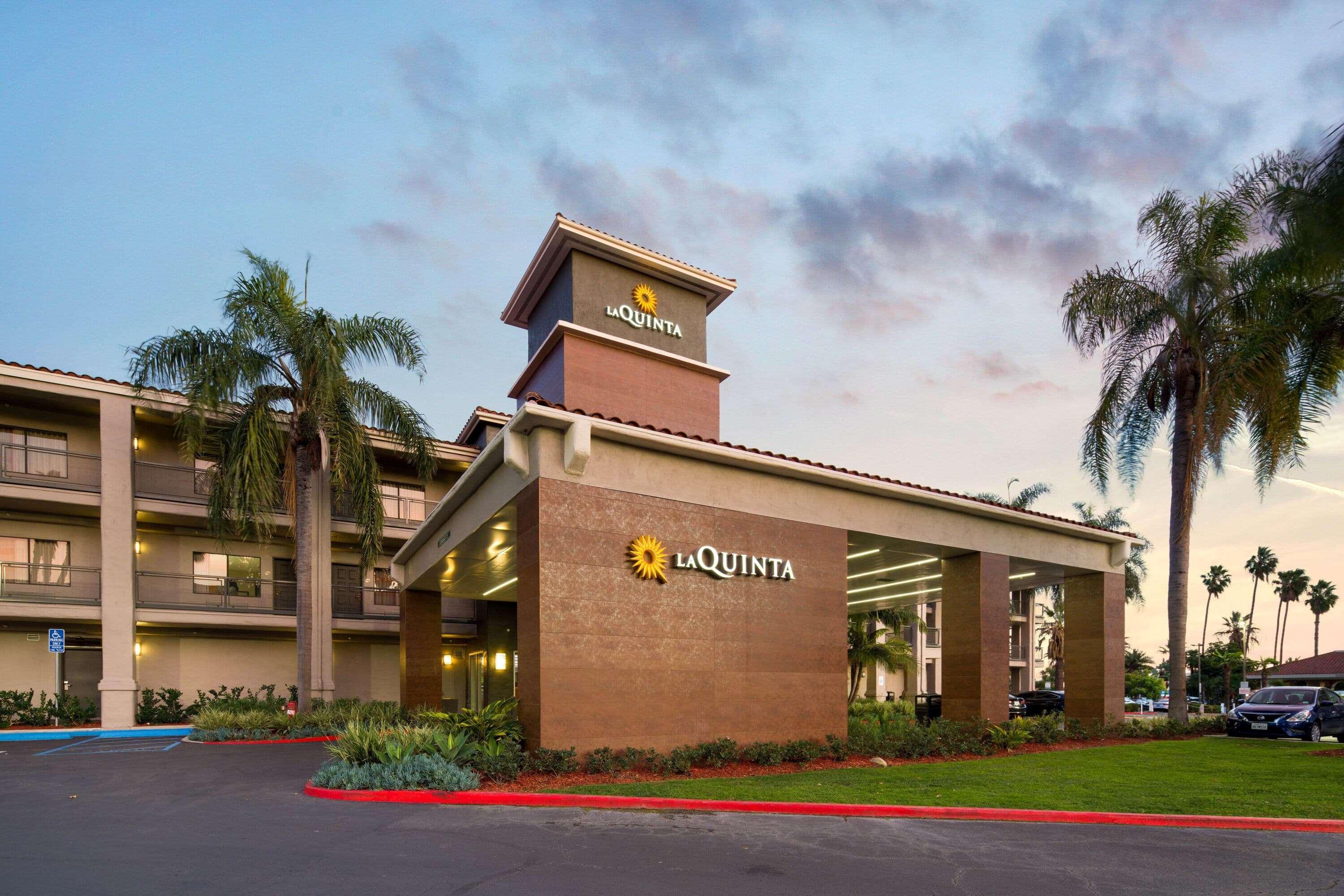 Отель La Quinta By Wyndham Orange County Airport Санта-Ана Экстерьер фото