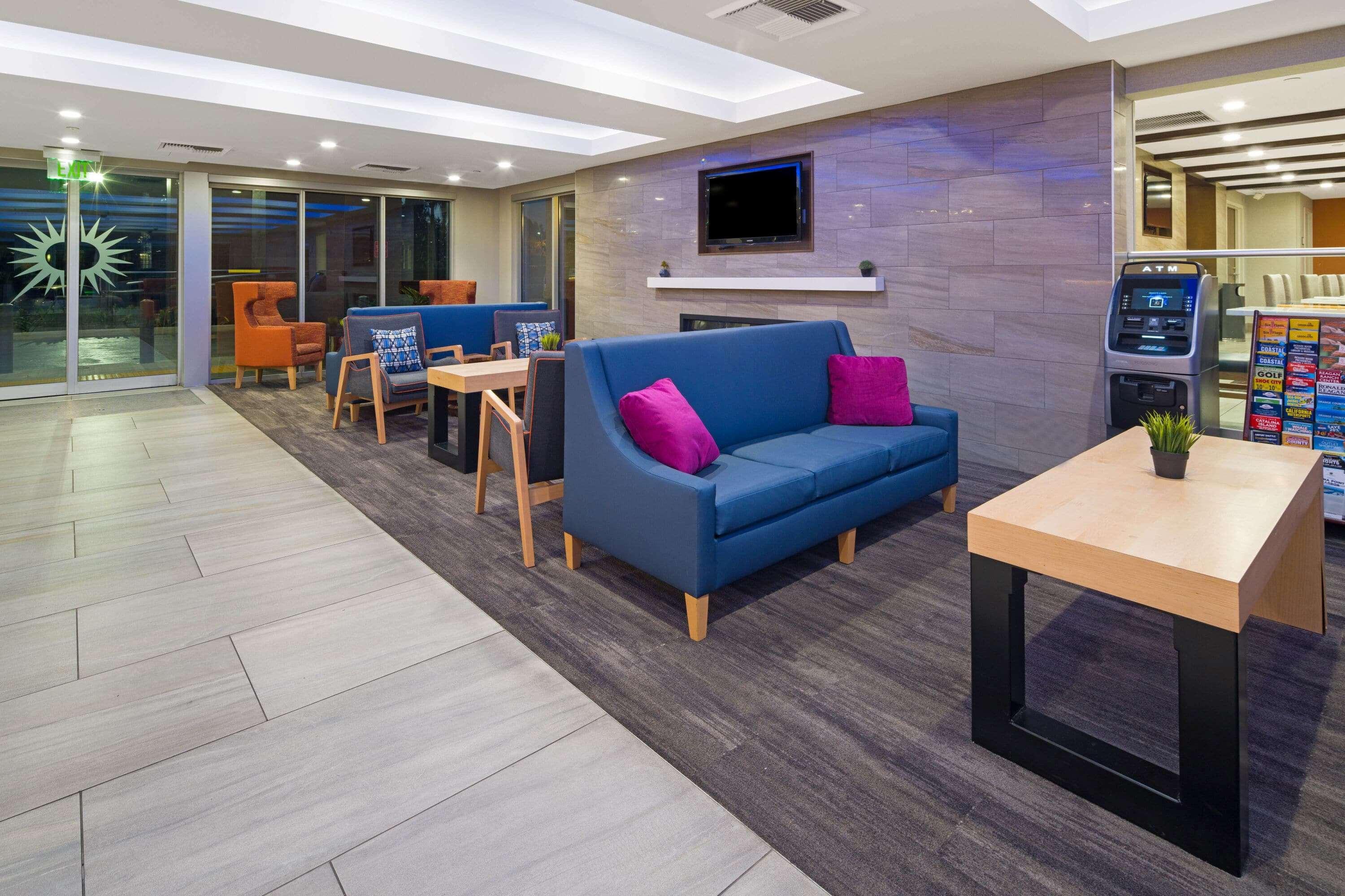 Отель La Quinta By Wyndham Orange County Airport Санта-Ана Экстерьер фото