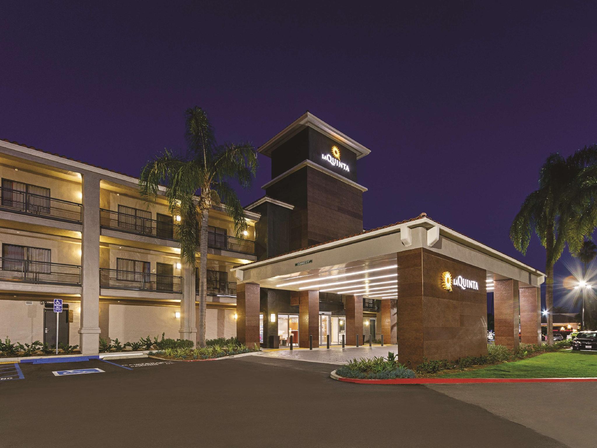 Отель La Quinta By Wyndham Orange County Airport Санта-Ана Экстерьер фото