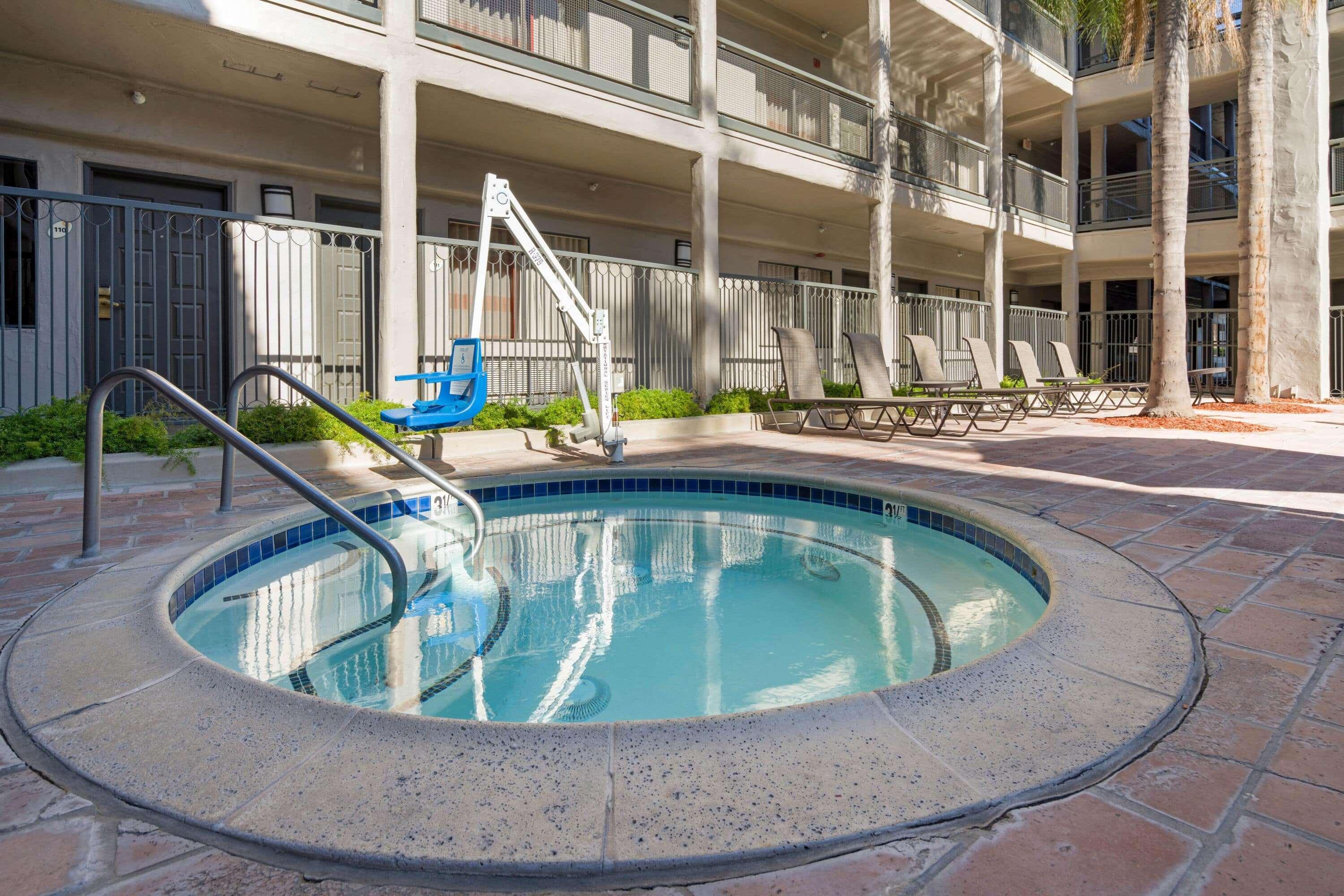 Отель La Quinta By Wyndham Orange County Airport Санта-Ана Экстерьер фото