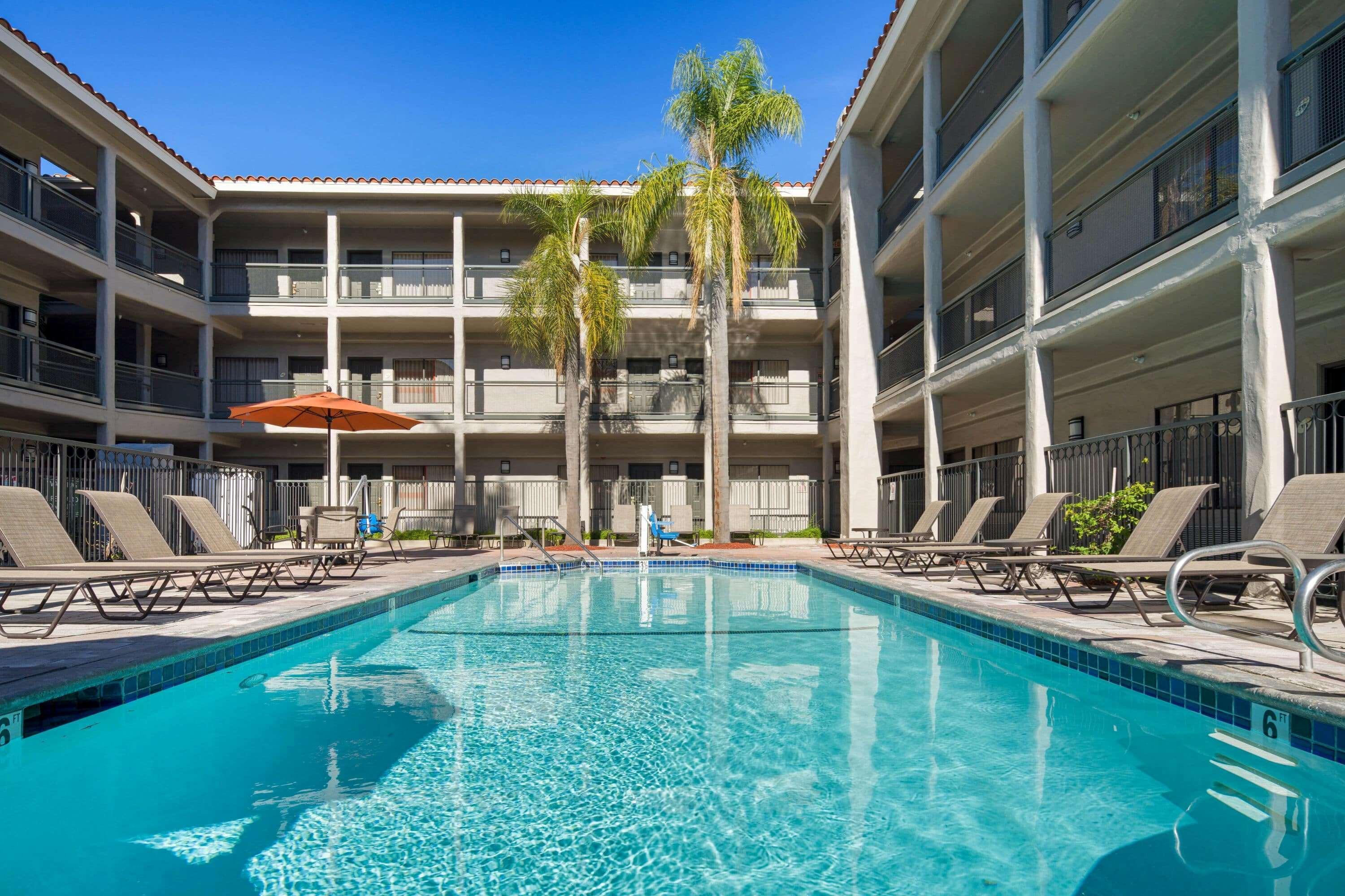 Отель La Quinta By Wyndham Orange County Airport Санта-Ана Экстерьер фото