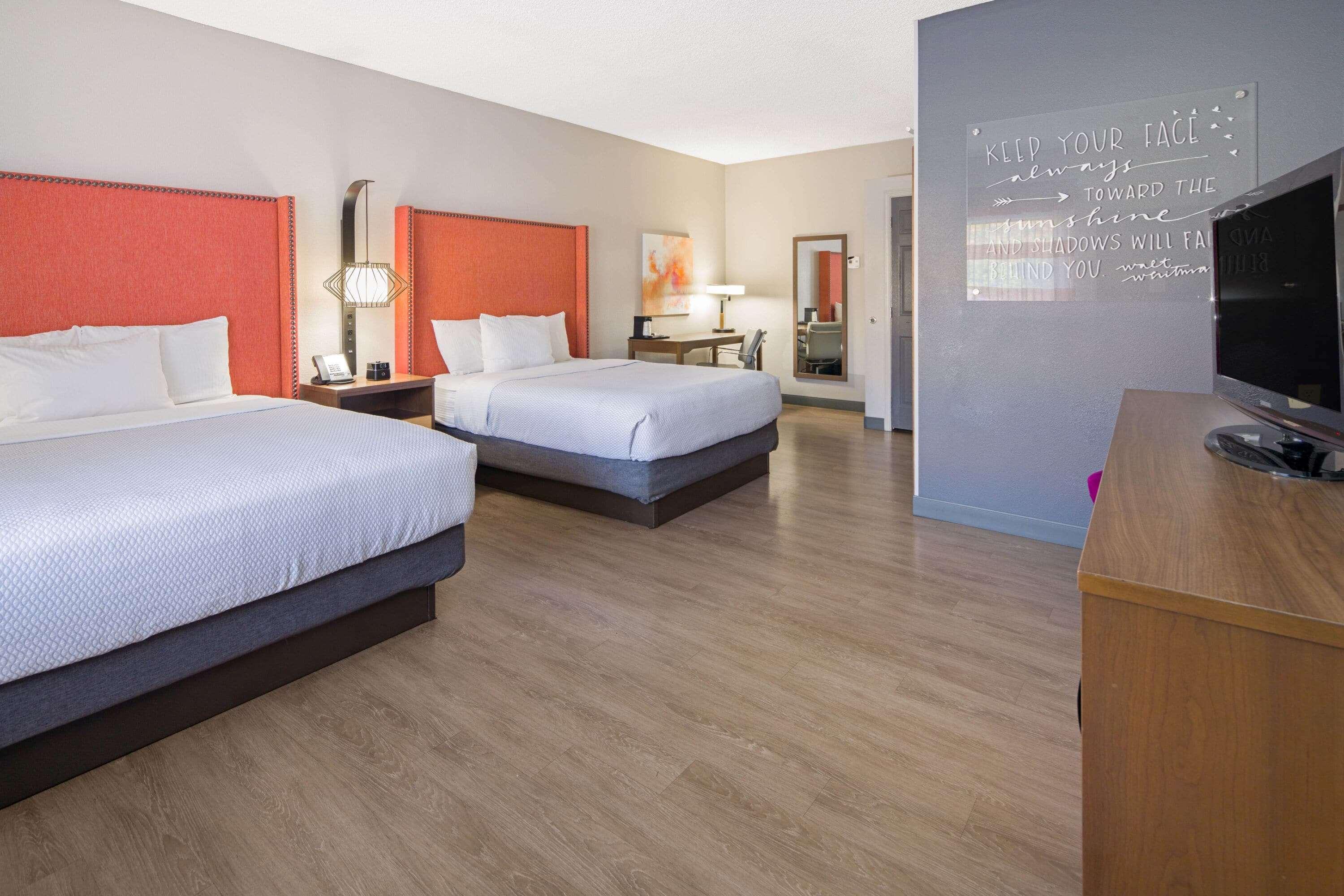 Отель La Quinta By Wyndham Orange County Airport Санта-Ана Экстерьер фото