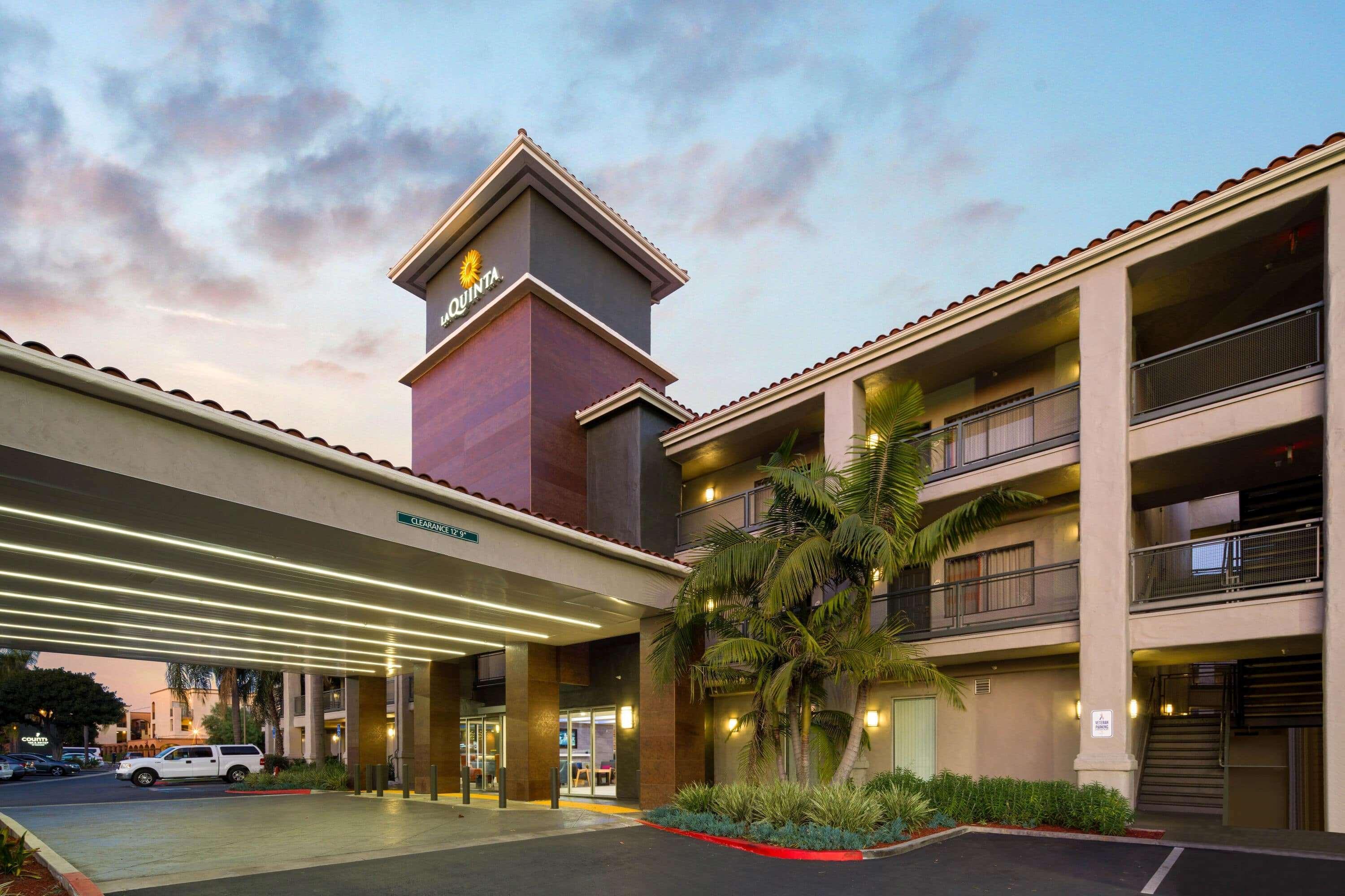 Отель La Quinta By Wyndham Orange County Airport Санта-Ана Экстерьер фото