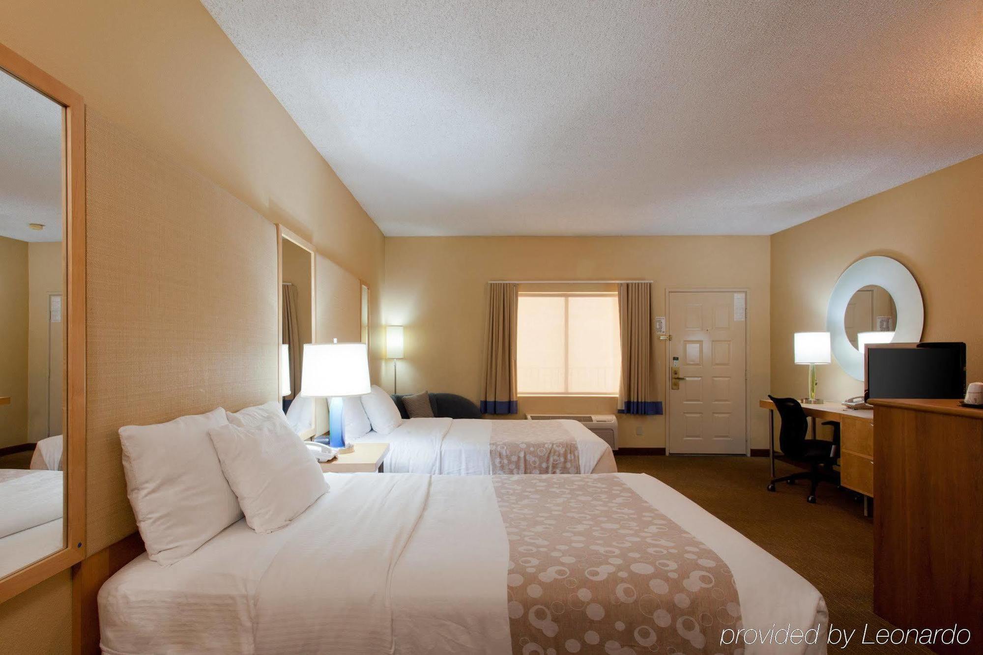 Отель La Quinta By Wyndham Orange County Airport Санта-Ана Экстерьер фото