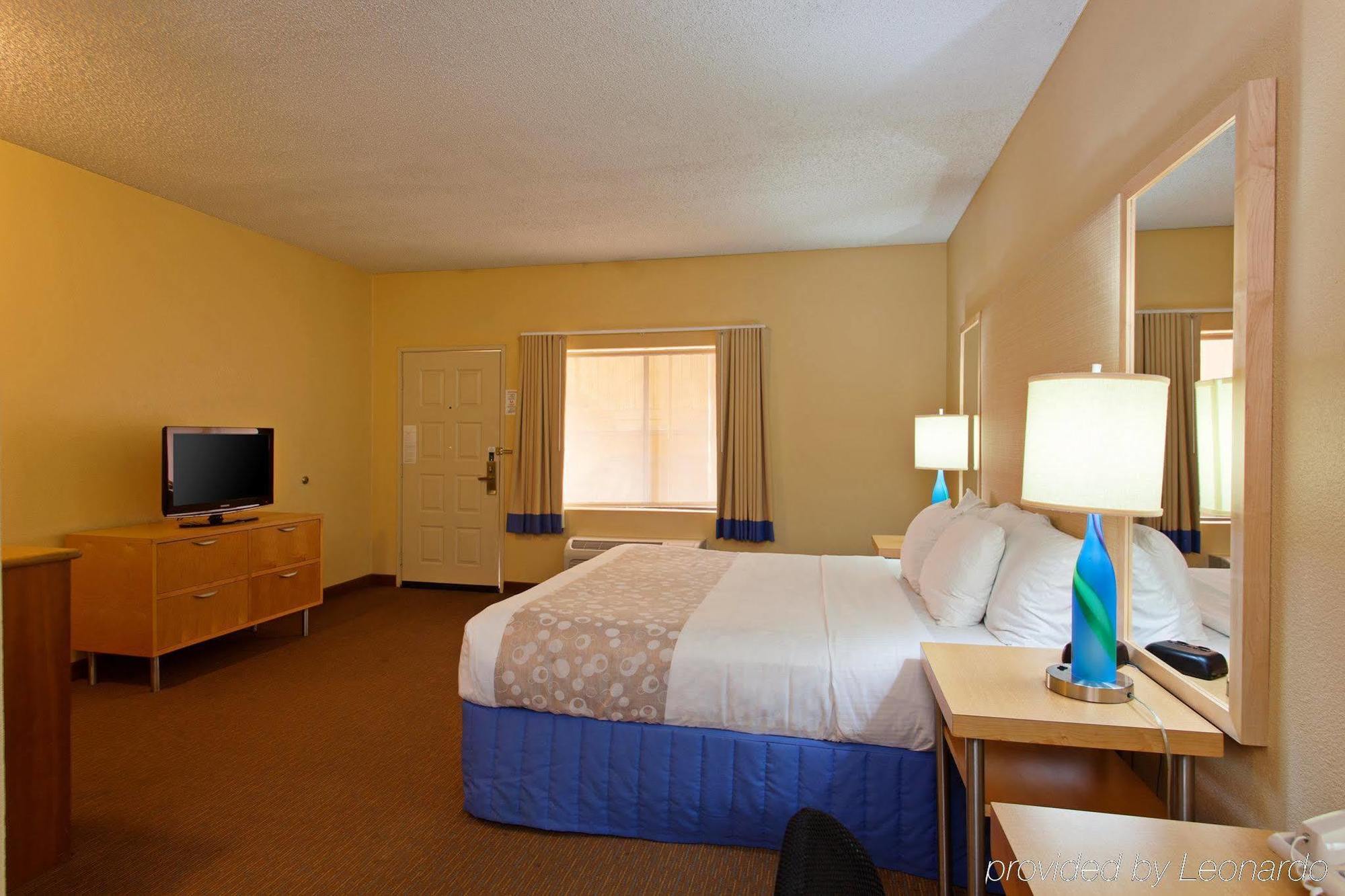 Отель La Quinta By Wyndham Orange County Airport Санта-Ана Экстерьер фото