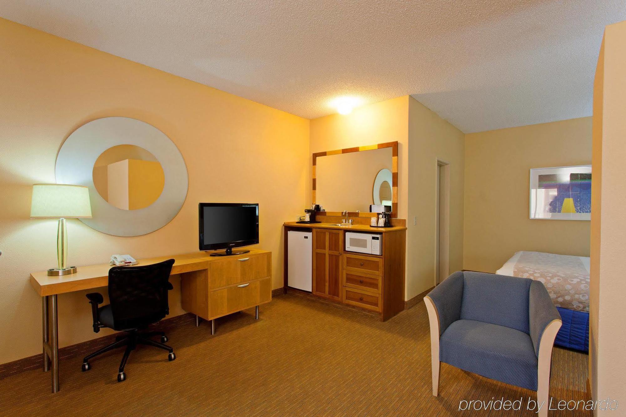 Отель La Quinta By Wyndham Orange County Airport Санта-Ана Экстерьер фото