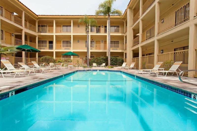 Отель La Quinta By Wyndham Orange County Airport Санта-Ана Экстерьер фото