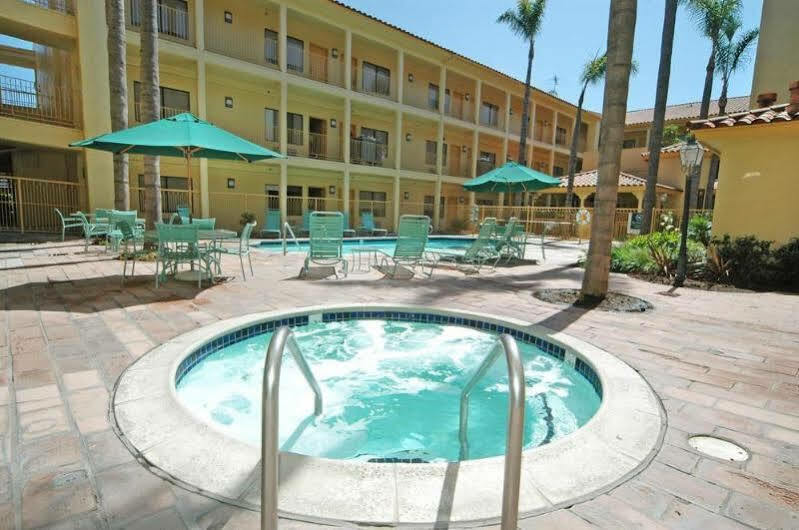 Отель La Quinta By Wyndham Orange County Airport Санта-Ана Экстерьер фото